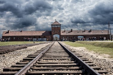 Oswiecim, Polonya - 7 Nisan 2018: Auschwitz Birkenau Demiryolu Girişi Alman Nazi Toplama ve İmha Kampı İkinci Dünya Savaşı, Polonya