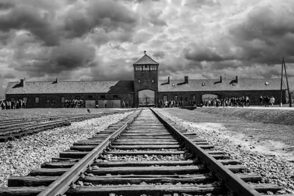 Polonya, Auschwitz Birkenau 'daki toplama kampına demiryolu girişi.