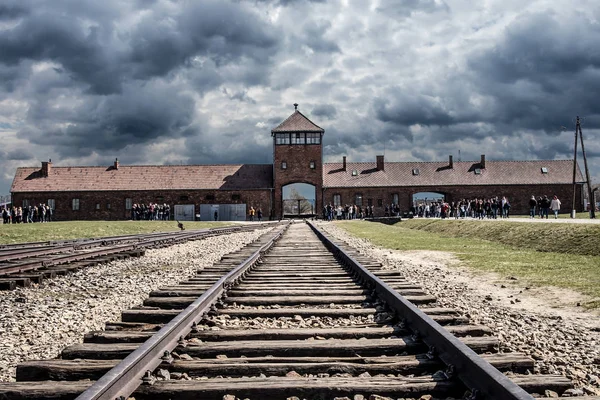 Oswiecim, Polonia - 7 de abril de 2018: Auschwitz Birkenau Gate Rail Entrance Campo de concentración y exterminio nazi alemán en la Segunda Guerra Mundial, Polonia —  Fotos de Stock