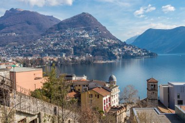 İsviçre 'nin Ticino kantonundaki Lugano Gölü ve Alp Dağları manzarası
