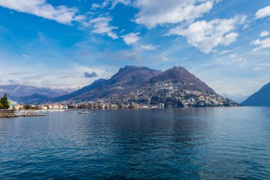 İsviçre 'nin Ticino kantonundaki Lugano Gölü ve Alp Dağları manzarası