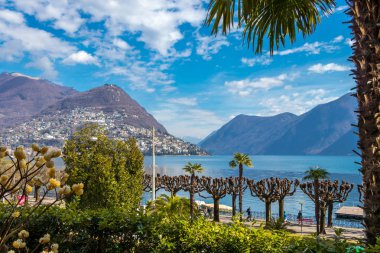 Lugano Gölü ve İsviçre Alpleri 'nden güzel bir manzara.