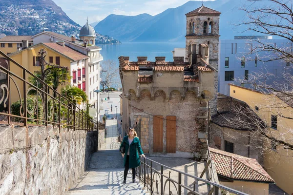 A young woman standing in front of an old architecture building in the city of Lugano, Switzerland — Stock Photo, Image