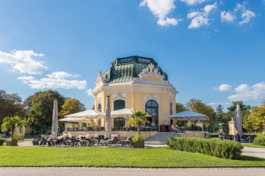 Schonbrunn Hayvanat Bahçesi İmparatorluk Sarayı - Viyana, Avusturya 'da güneşli bir günde Restoran Kaiserpavillon