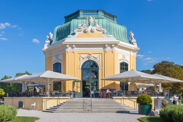 Schonbrunn Hayvanat Bahçesi İmparatorluk Sarayı - Viyana, Avusturya 'da güneşli bir günde Restoran Kaiserpavillon