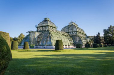 Botanik Bahçesi Palmenhaus Schonbrunn Avusturya 'nın Viyana şehrindeki Schonbrunn Sarayı bahçesinde yer alan büyük bir seradır..