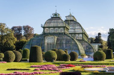 Botanik Bahçesi Palmenhaus Schonbrunn Avusturya 'nın Viyana şehrindeki Schonbrunn Sarayı bahçesinde yer alan büyük bir seradır..