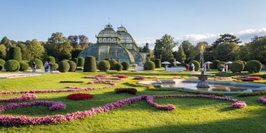 Botanik Bahçesi Palmenhaus Schonbrunn Avusturya 'nın Viyana şehrindeki Schonbrunn Sarayı bahçesinde yer alan büyük bir seradır..