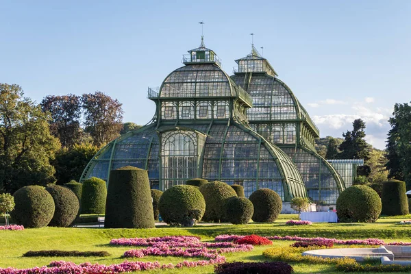 Botanische Tuin Palmenhaus Schonbrunn is een grote kas gelegen in Schonbrunn paleis tuin in Wenen, Oostenrijk. — Stockfoto