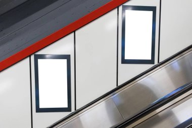 Tren istasyonunda iki beyaz reklam panosu afişi.
