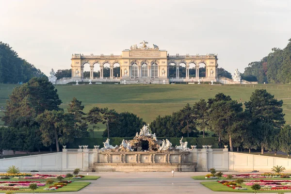 Vienna, Austria - September 3, 2019: Schoenbrunn Palace Garden Gloriette and Neptune Fountain in Great Parterre of Schoenbrunn public park — 스톡 사진