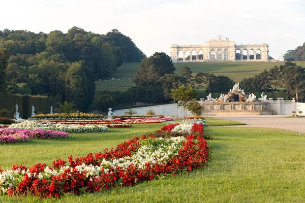 Viena, Áustria - 3 de setembro de 2019: Bandeira austríaca feita de flores, vista para o jardim do Palácio de Schoenbrunn com flores coloridas — Fotografia de Stock