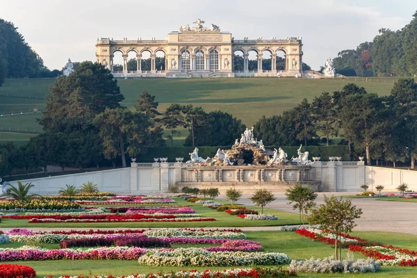 Viena, Austria - 3 de septiembre de 2019: Schoenbrunn Palace fue la residencia principal de verano de los gobernantes de Habsburgo, ubicada en Hietzing, Viena, Austria. —  Fotos de Stock