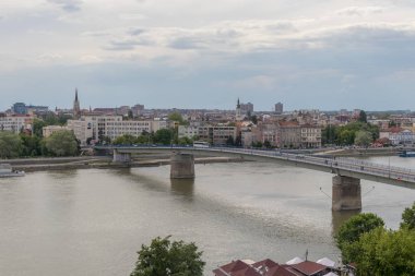 Novi Sad, Sırbistan - 12 Mayıs 2019: Sırbistan 'ın Novi Sad kentindeki Petrovaradin kalesinden Gökkuşağı köprüsü ve Tuna Nehri