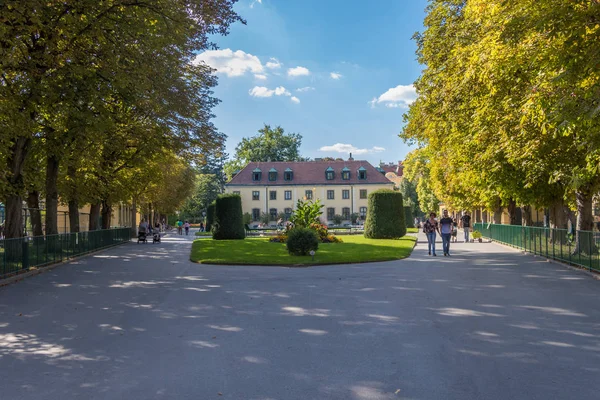 Áustria, Viena - 3 de setembro de 2019: Zoológico de Schonbrunn em um dia ensolarado em Viena, Áustria — Fotografia de Stock