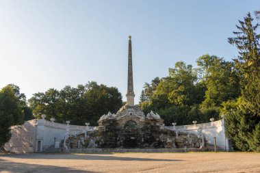 Schonbrunn Kraliyet Parkı 'ndaki Obelisk Çeşmesi.