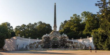 Schonbrunn Sarayı Bahçelerindeki Obelisk Çeşmesi