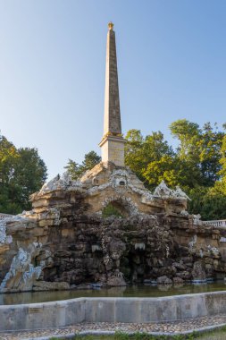 Schnbrunn Kraliyet Parkı 'ndaki Obelisk Çeşmesi.