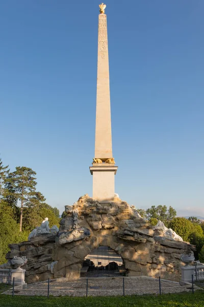 Fuente del Obelisco en los Jardines del Palacio Schonbrunn —  Fotos de Stock