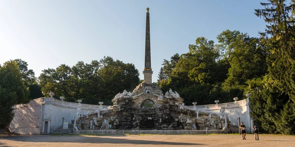Fuente del Obelisco en los Jardines del Palacio Schonbrunn — Foto de Stock