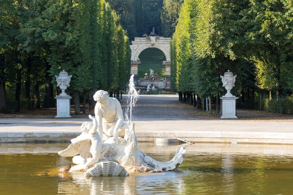Viena, Áustria - 3 de setembro de 2019: Fonte no Imperial Royal Park em Schonbrunn — Fotografia de Stock