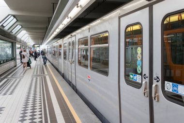 Viyana, Avusturya - 3 Eylül 2019: Viyana metro istasyonu ve metro istasyonları