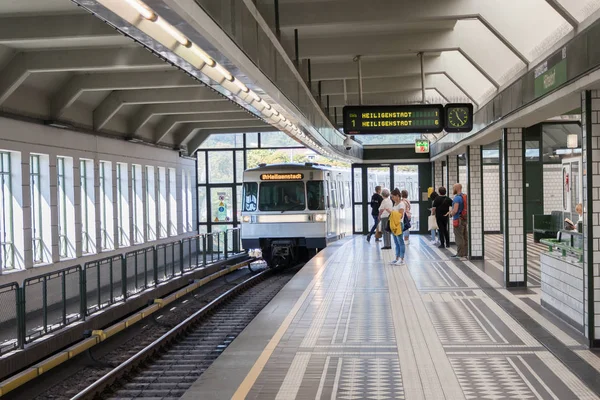 Viena, Áustria - 3 de setembro de 2019: Pessoas esperando por um trem na estação de trem Hutteldorf — Fotografia de Stock