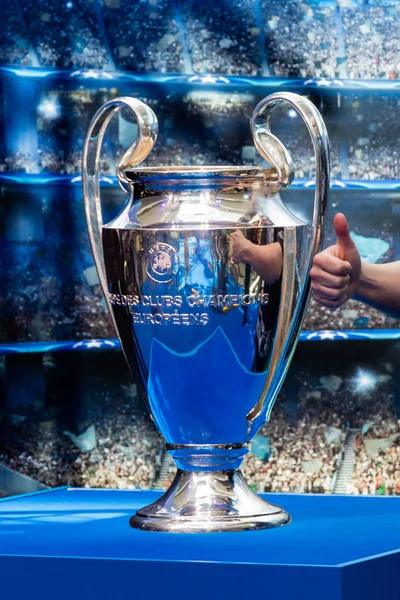 Trofeo de la UEFA Champions League Cup en el stand internacional de Bratislava IFA —  Fotos de Stock
