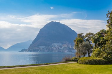 Güzel Ciani parkı ve Lugano Gölü manzarası ve Monte San Salvatore, İsviçre