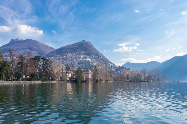 Красивый вид на озеро Лугано в марте, Швейцария — стоковое фото