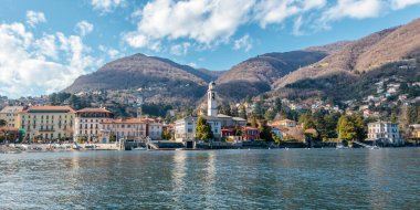  İtalya 'nın Como Lake bölgesinde kilisesi olan Cernobbio kasabası.
