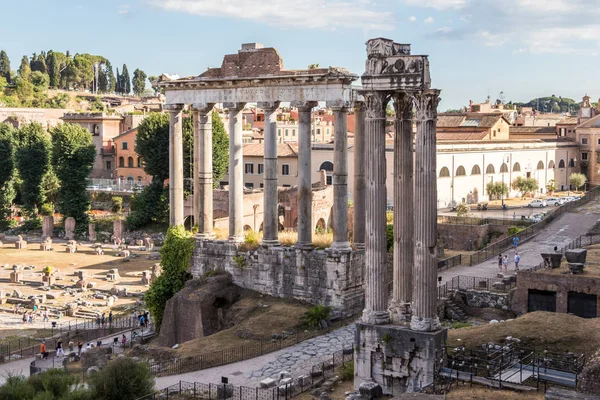 土星の寺院とヴェスパシアとコンコルドの寺院、ローマの古代遺跡、イタリア — ストック写真