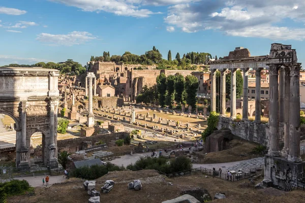 Utsikt över ruinerna av Forum Romanum byggt i den republikanska eran, Italien — Stockfoto