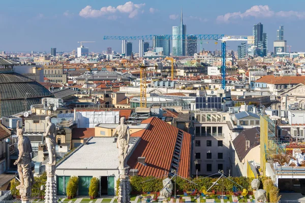 Milano, Italien - 8 mars 2019: Milano skyline med urban skyskrapor, Italien — Stockfoto