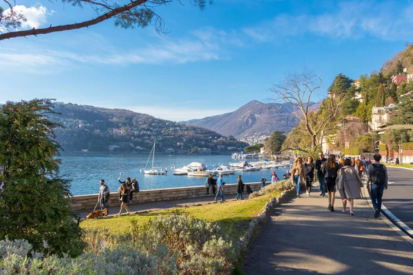 Como, Italy - March 10, 2019: Lake Como, tourist and locals people walking at Lakefront Viale Geno in Lake Como, Italy — Stock Photo, Image