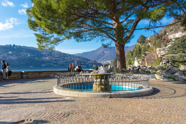 Como, Italy - March 10, 2019: Scenic spot at lake Como with a fountain in March, Italy — Stock Photo, Image
