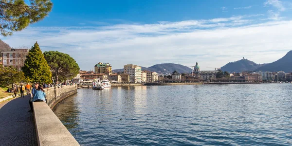  Como Gölü, turistler ve yerel halk İtalya Como Gölü 'ndeki Lakefront Viale Geno' da yürüyor.