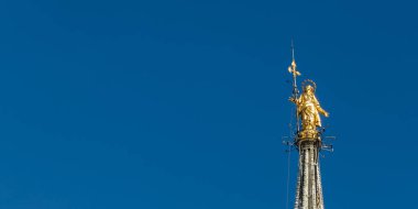 Madonnina altın Bakire Meryem heykeli Milano Gotik Katedrali 'nin tepesinde, İtalya
