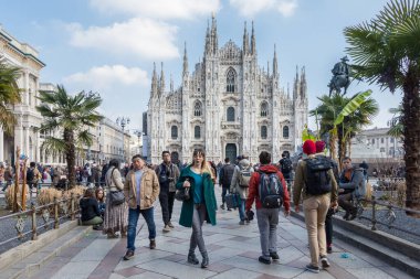 Milan Duomo Katedrali Baharda turistlerle, İtalya