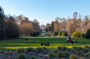 Milano 'nun merkezindeki parkta eğlenen insanlar