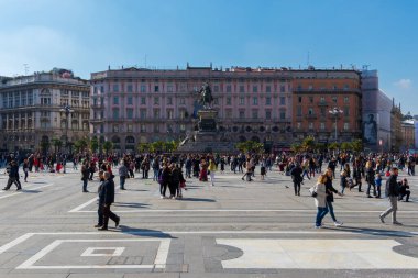  Piazza del Duomo 'da birleşik İtalya' nın ilk kralının heykeli.