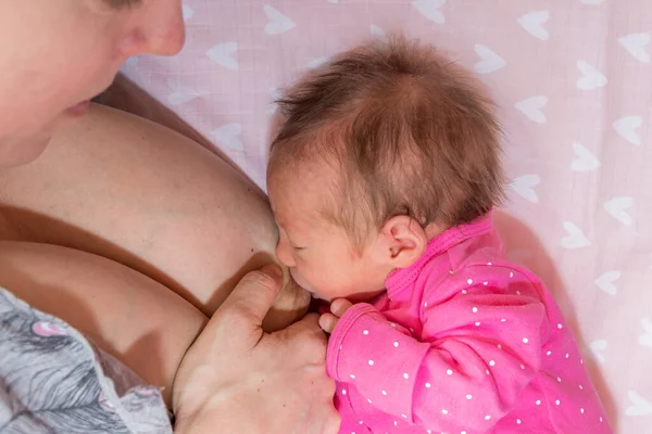 Blízký obraz matky krmit novorozeně dítě dívčí tvář a prsní plodiny. Holčičce je 15 dní.. — Stock fotografie