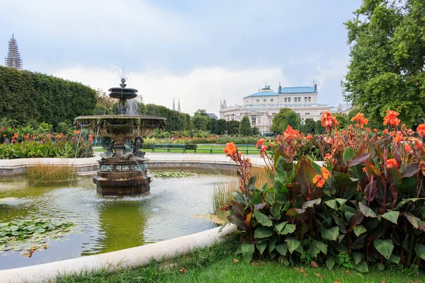 Fontaine dans le Volksgarten (Jardin du Peuple) à Vienne avec vue sur le Théâtre d'Etat Burgtheater, Autriche — Photo