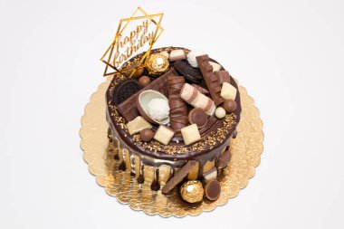 Lezzetli bir doğum günü pastası. Işık masasının üzerinde.