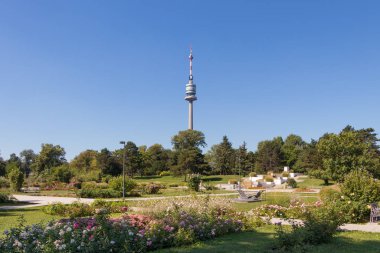 Viyana, Avusturya - 4 Eylül 2019: Tuna Kulesi, Avusturya 'nın 252 metre yüksekliğindeki Donau Park' ta yer alan bir kuledir.