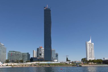 Viyana, Avusturya - 4 Eylül 2019: Dc-Tower Skyline Donau City Viyana, Avusturya 'nın en yüksek gökdeleni