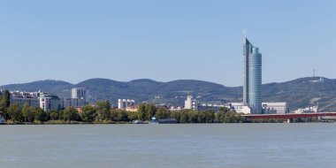 Viyana, Avusturya - 4 Eylül 2019: Tuna 'daki Milenyum Kulesi 50 katlı gökdelen. Viyana şehir merkezine bakan modern kule bloğu.