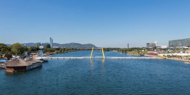 Viyana, Avusturya - 4 Eylül 2019: Viyana 'da Tuna Nehri üzerindeki yaya köprüsü