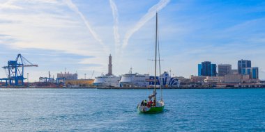 Porto Antico 'da yelkenli yatı, GENOA Deniz feneri, İtalya - 9 Mart 2019
