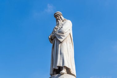 Leonardo da Vinci anıtı Piazza della Scala, Milano, İtalya
